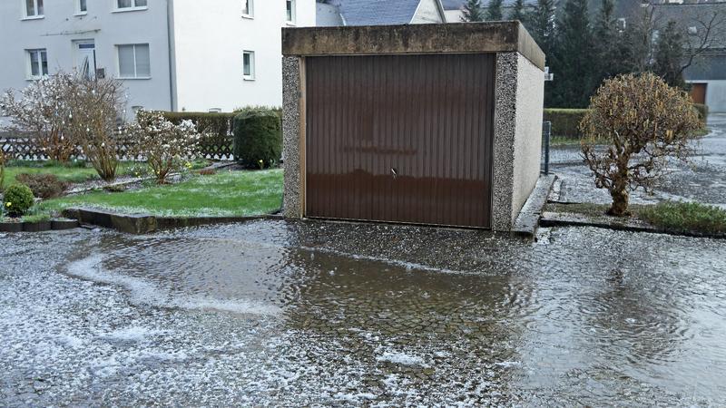 Starkregen und kleiner Hagel fielen am Dienstag in Siegen Oberschelden.
