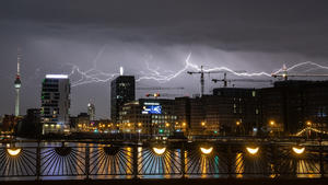 13.04.2018, Berlin: Blitze zucken am Abend über der Hauptstadt, aufgenommen an der Oberbaumbrücke. Foto: Paul Zinken/dpa +++ dpa-Bildfunk +++