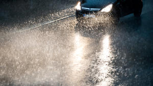 22.04.2018, Niedersachsen, Göttingen: Ein Auto fährt bei kurzem Starkregen und Gewitter auf einer Straße. Foto: Swen Pförtner/dpa +++ dpa-Bildfunk +++