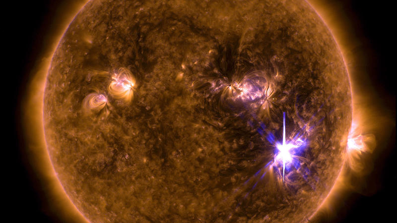 ARCHIV - Das Handout zeigt einen Sonnensturm in der Mitte der Sonne am 06.09.2017. Dieses Bild wurde voM NASA Solar Dynamics Observatory erfasst (zu dpa: «Starke Sonneneruptionen machen Polarlichter in Deutschland möglich» vom 07.09.2017 - ACHTUNG RE