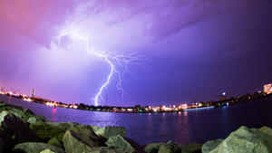 dpatopbilder Blitze zucken am 05.07.2015 über dem Hafen von Rostock (Mecklenburg-Vorpommern) während eines Gewitters über den Himmel.   Foto: Daniel Reinhardt/dpa | Verwendung weltweit