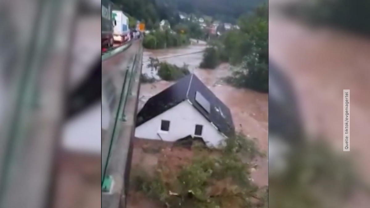 Ahrweiler (Rheinland-Pfalz) - Haus wird von Strömung ...