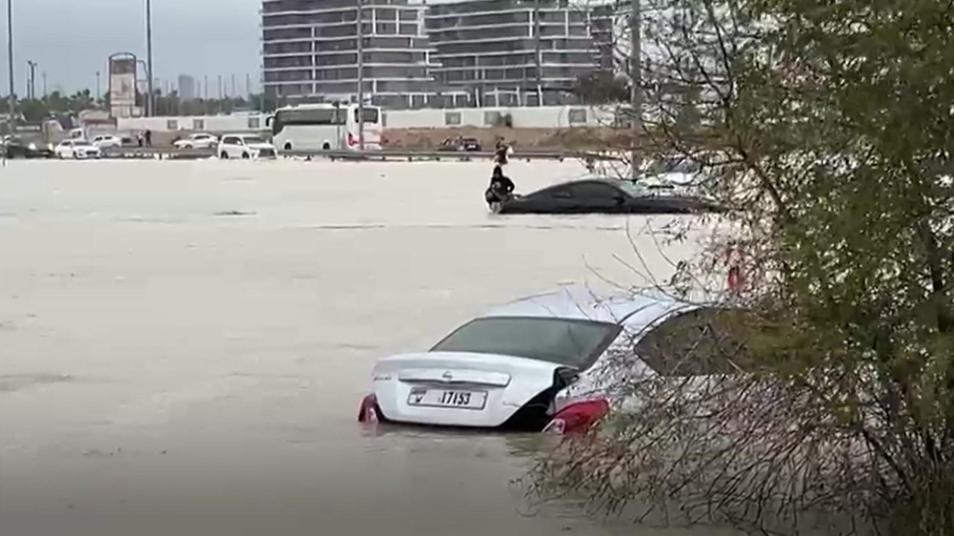 berschwemmungen in Dubai: Unwetter bringen mehr Regen als im ganzen Jahr