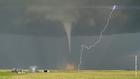 Regenbogen trifft Tornado und dazu ein Blitz