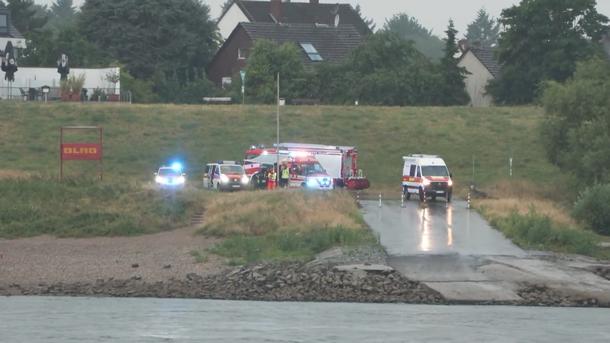 Retter suchen vermisstes Kind im Rhein