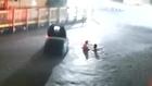 Autofahrer versinkt in Wassermassen – zwei Anwohner riskieren für ihn ihr eigenes Leben!