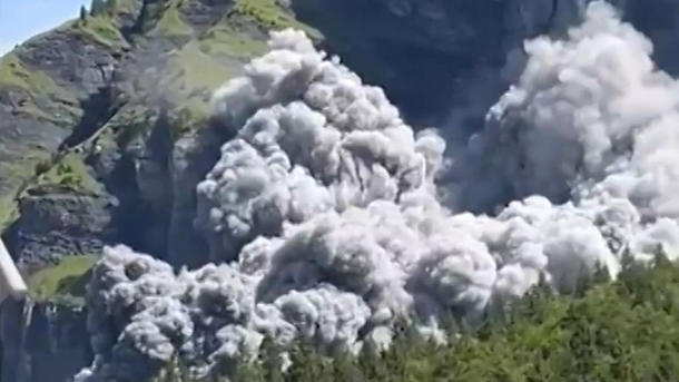 12.000 Kubikmeter Gestein rauschen ins Tal