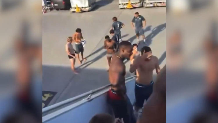 Ganz schön heiß! Fussballmannschaft verlässt nur im Schlüpper den Flieger