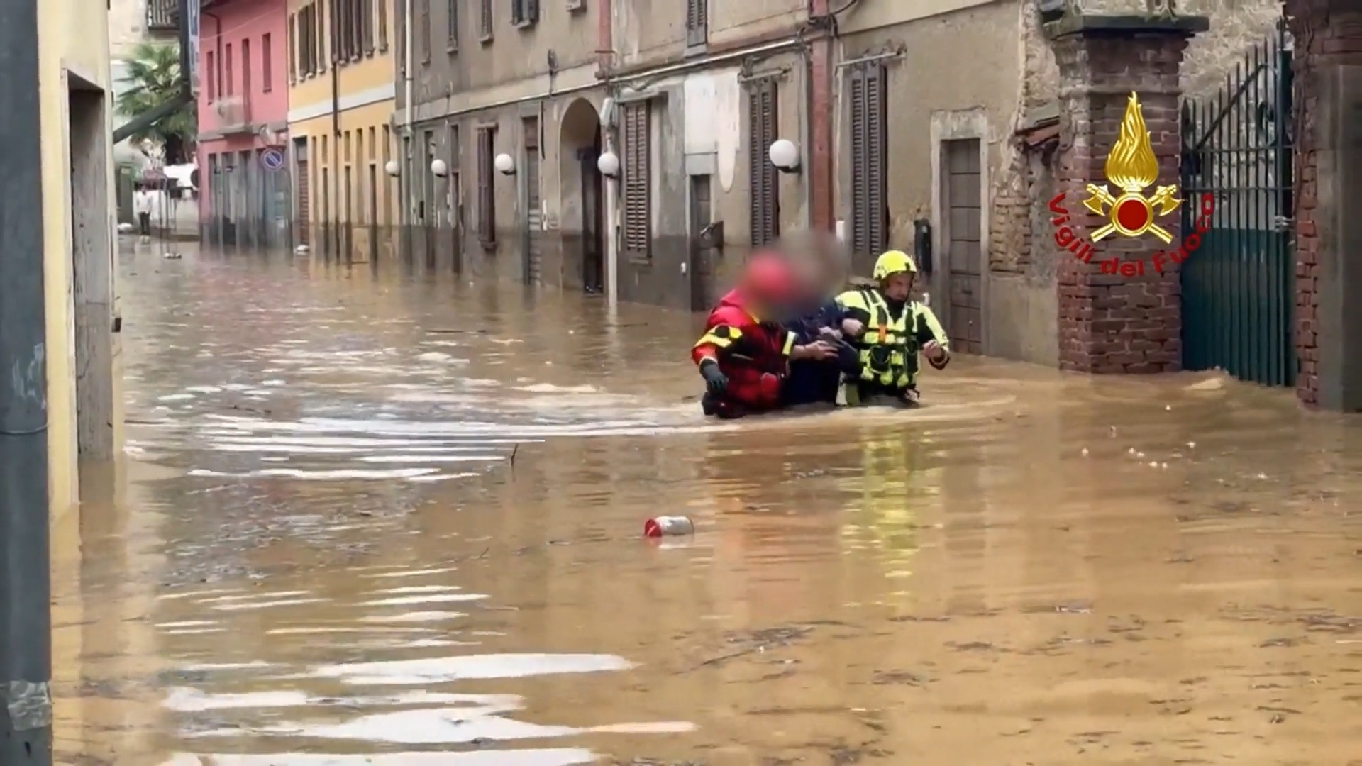 Italien Deutsche Urlauberin Von Flutwelle Mitgerissen Nach Unwetter Vermisst - k4qsmgk
