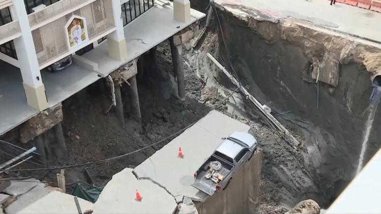 50 Meter tief! XXL-Krater verschluckt Straßenstück