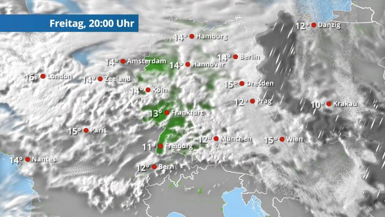 Ruhiges Herbstwetter mit Wolken und Nebel