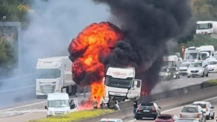 Horror-Unfall auf A3! Lkw brennt lichterloh – Ersthelfer reagiert sofort!