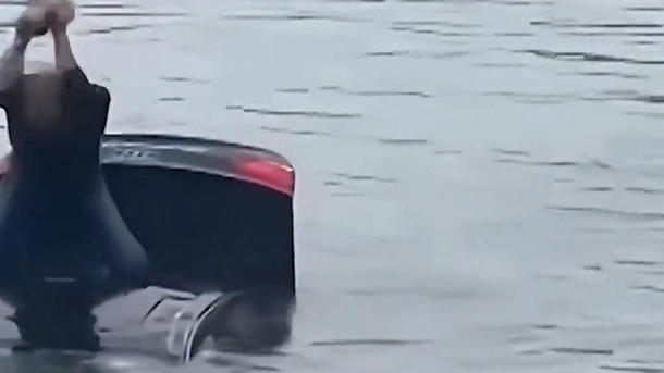 Scheibe eingeschlagen! Auto stürzt in Fluss – Fahrer kommt nicht alleine raus
