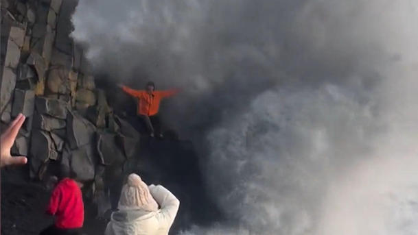 Lebensgefahr fürs perfekte Foto! Tourist wird von Monsterwelle verschluckt
