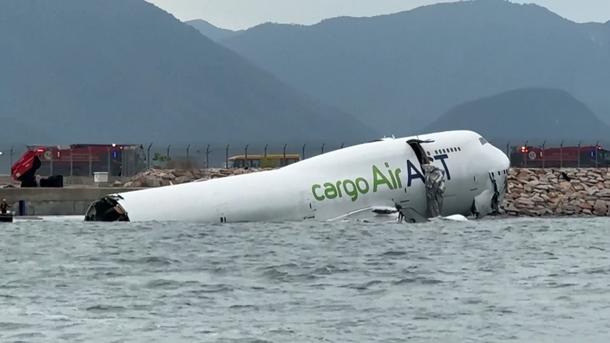 Flugzeug-Unfall am Hongkonger Flughafen: Boeing 747 rutscht von Landebahn ins Meer