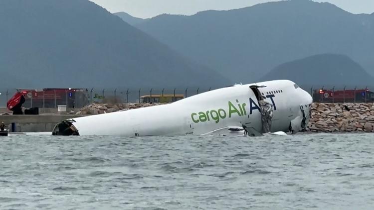 Flugzeug-Unfall am Hongkonger Flughafen: Boeing 747 rutscht von Landebahn ins Meer