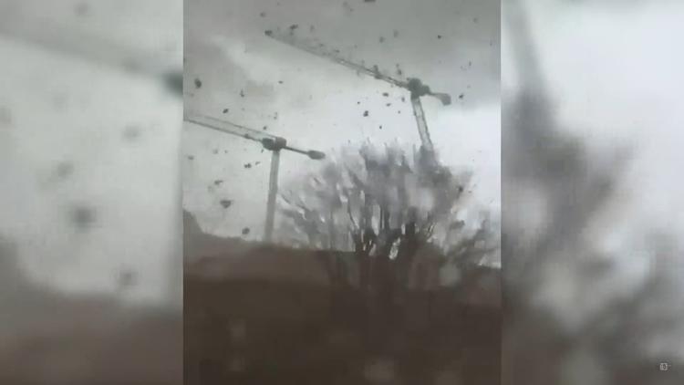 Tornado wütet vor Paris – Riesige Kräne kippen um wie Spielzeug!