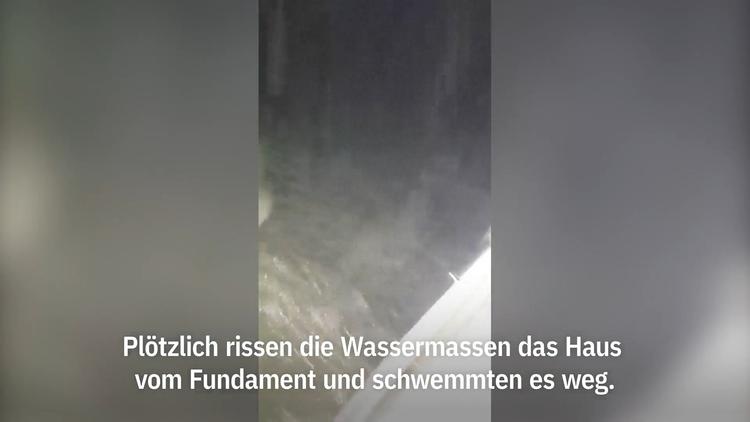Mann filmt aus weggeschwemmtem Haus