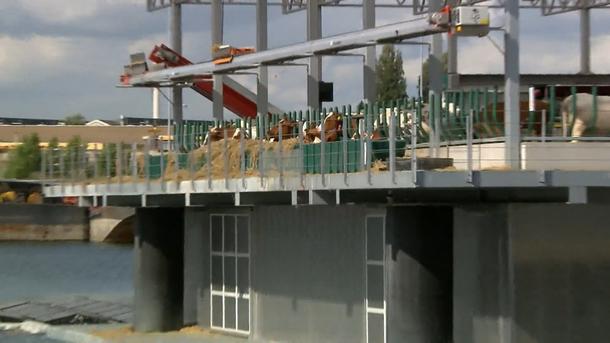 Kompletter Bauernhof liegt im Hafen