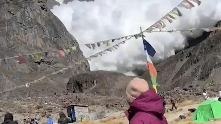Menschen in Panik! Gewaltige Schnee-Lawine verschüttet Zeltlager