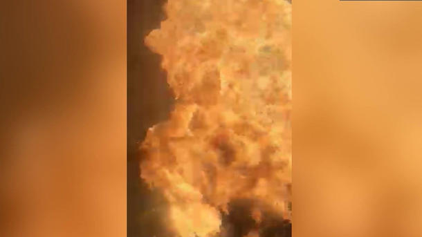 Flammen schlagen meterhoch! Schwere Explosion mitten im Wohngebiet