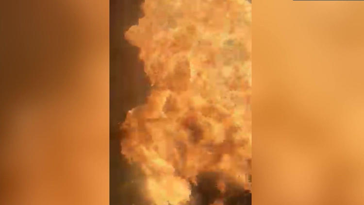 Flammen schlagen meterhoch! Schwere Explosion mitten im Wohngebiet