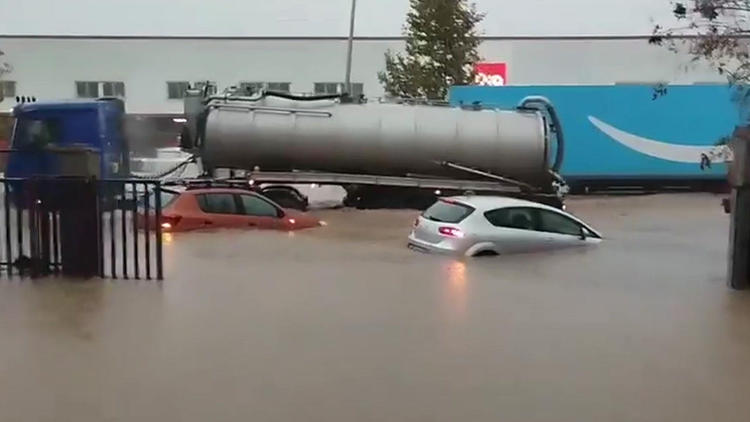 Starkregen überflutet beliebte Urlaubsinsel