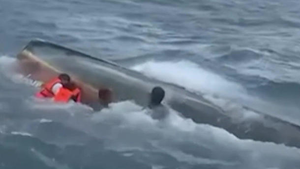 Sturmwarnung ignoriert! XXL-Wellen werfen Touristenboot um