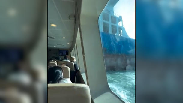 Voll besetzte Fähre kracht in Öltanker – Passagiere in Panik!