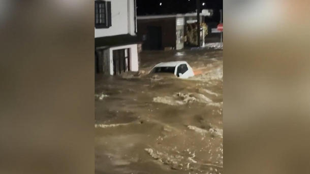 Mega-Hochwasser in Großbritannien! Straße wird zu reißendem Fluss