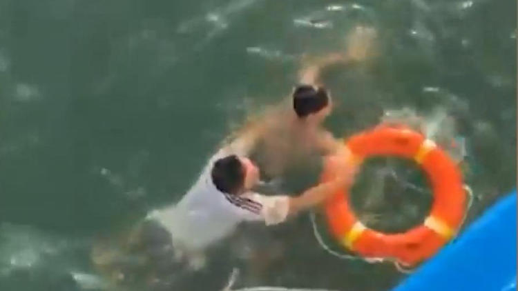 Taifun reißt Fischer ins Meer – dann beginnen zwei Tage Überlebenskampf!