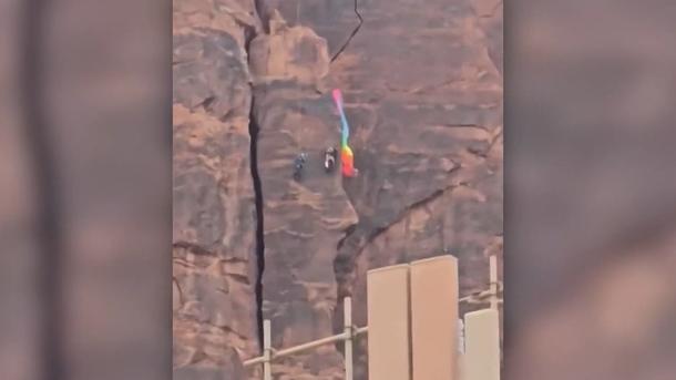 Basejumper knallt gegen Klippe! Fallschirm verheddert sich beim Flug