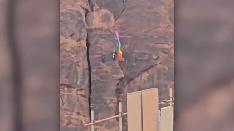 Basejumper knallt gegen Klippe! Fallschirm verheddert sich beim Flug