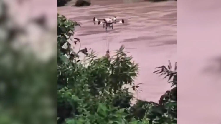 Unwetter bringt Mann ihn Lebensgefahr – Drohne soll sein Leben retten!