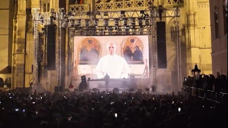 Priester wird zum DJ - Himmlischer Rave! DIESER Papst-Auftritt ...