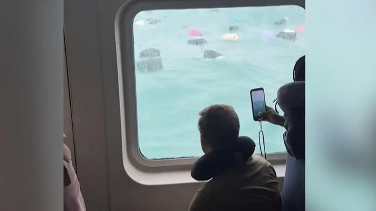 Fähren-Crew mit Mega-Panne! Touristen sehen ihre Koffer vorbeischwimmen