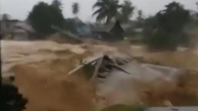 Wichtige Brücke einfach weggeschwemmt! Unwetterkatastrophe wütet weiter auf Sumatra
