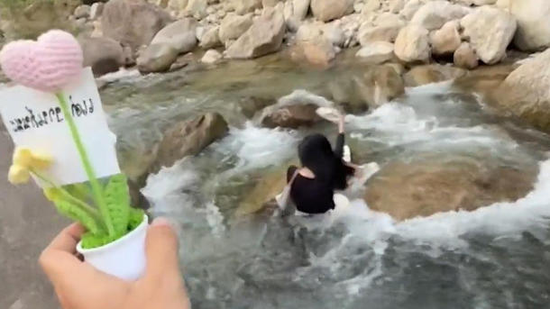 Vom Traum-Moment zum Albtraum – dieser Heiratsantrag fällt ins Wasser