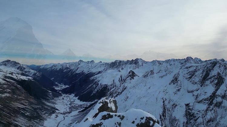 Mit der Drohne übers schneebedeckte Galtür
