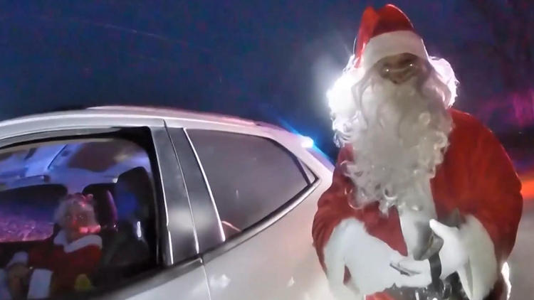 Rasender Weihnachtsmann bringt Polizisten in Verlegenheit!