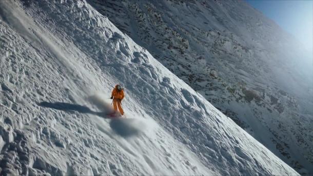 Skifahrer fährt Mount Everest hinunter - vorher verstreut er Asche seiner Freundin