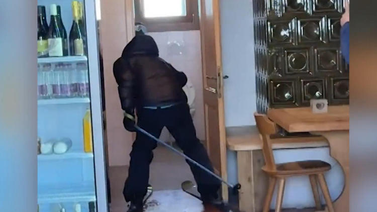 Mann brettert auf Skiern in Gasthaus – direkt aufs Klo