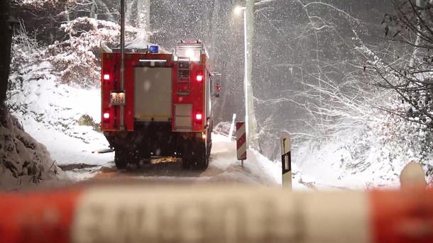 Neuschnee, Schneeverwehungen und Glatteis
