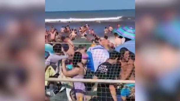 Mini-Tsunami überrollt vollbesetzten Strand! Besucher erkennen Gefahr zu spät 