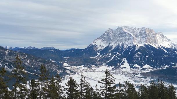 Winterzauber: Grubigstein und das Zugspitzmassiv im Blick