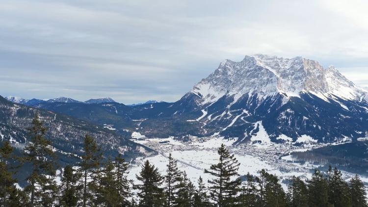 Winterliche Idylle: Grubigstein und das Zugspitzmassiv im Blick