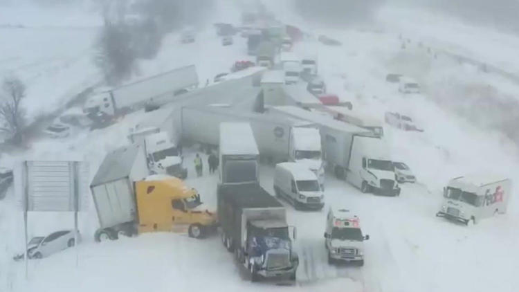 Mehr als 100 Fahrzeuge beteiligt! XXL-Unfall auf Schnellstraße – zahlreiche Verletzte