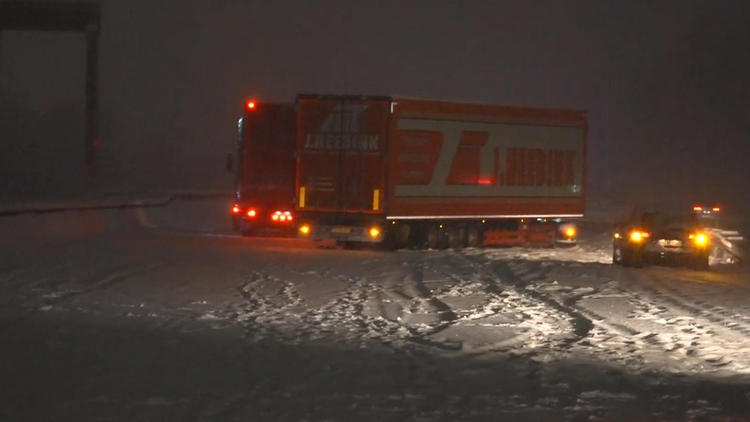 Glättealarm in Deutschland! Schnee-Chaos lähmt Berufsverkehr