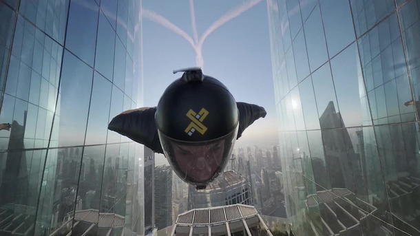 Waghalsiger Stunt! Skydiver fliegt durch höchstes Hotel der Welt