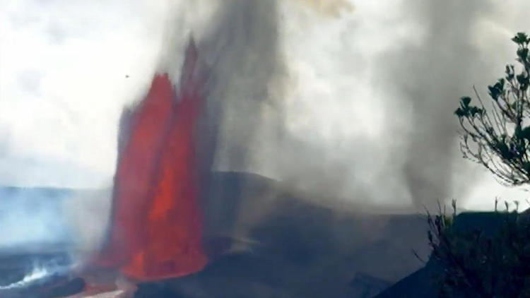 Vulkanausbruch entfacht riesigen Asche-Tornado – Touristen in Gefahr!